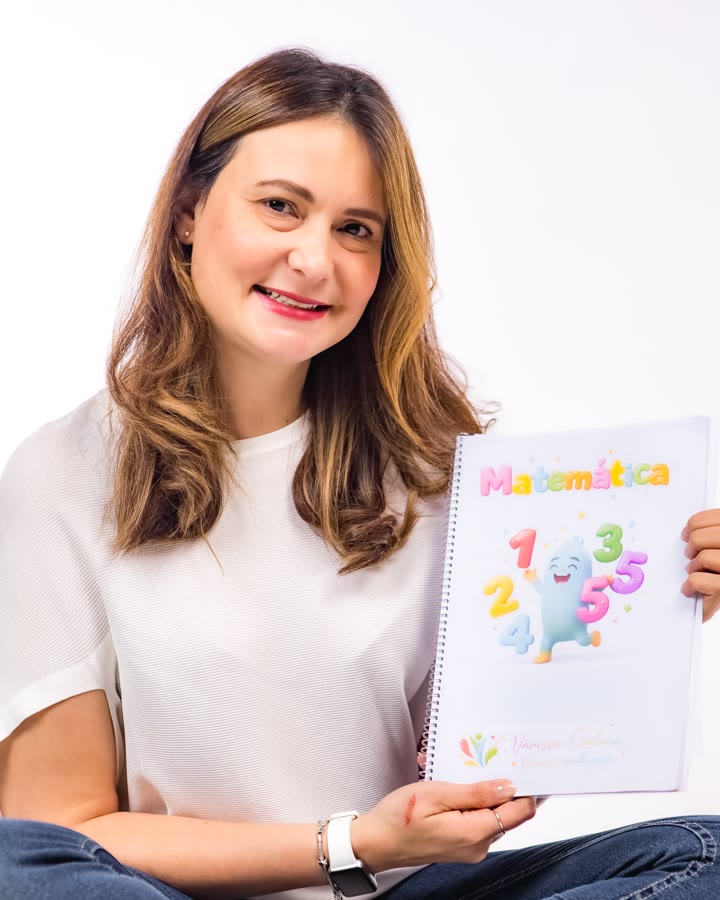 Vanessa mostrando um caderno de Matemática com o Gui na capa